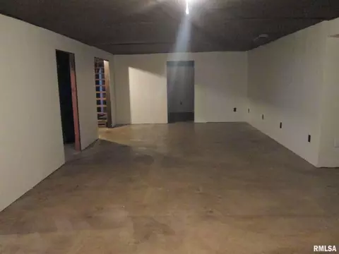 811 S Kickapoo Ln, Peoria, IL 61604 photo 14