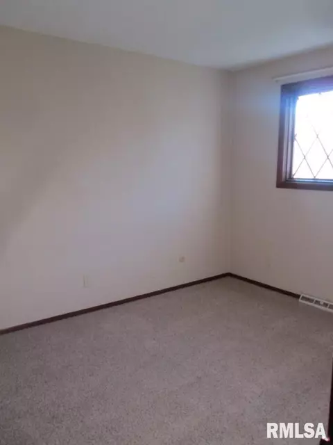 811 S Kickapoo Ln, Peoria, IL 61604 photo 17