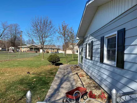 1325 E Locust St, Canton, IL 61520 photo 25