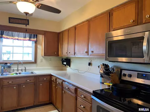 1325 E Locust St, Canton, IL 61520 photo 5