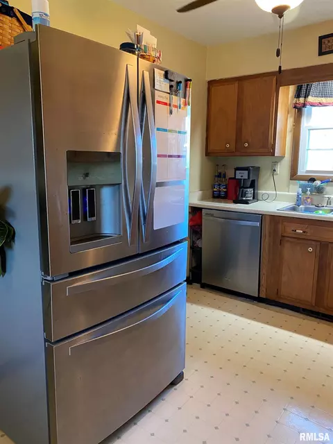 1325 E Locust St, Canton, IL 61520 photo 8