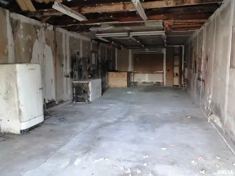 209 E Main St, Industry, IL 61440 photo 3