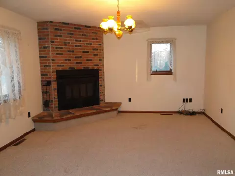 209 E Main St, Industry, IL 61440 photo 7