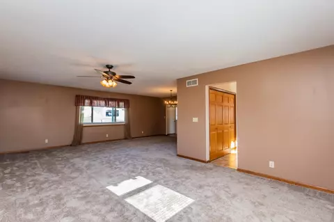 900 Oakwood Dr, Eureka, IL 61530 photo 6