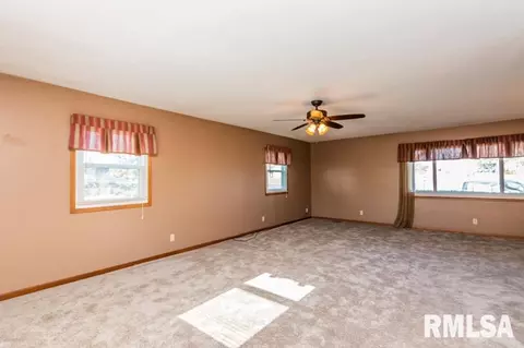 900 Oakwood Dr, Eureka, IL 61530 photo 7