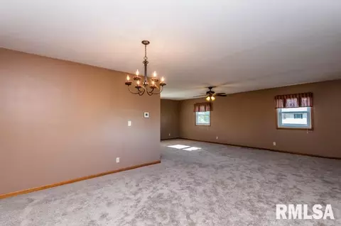 900 Oakwood Dr, Eureka, IL 61530 photo 3