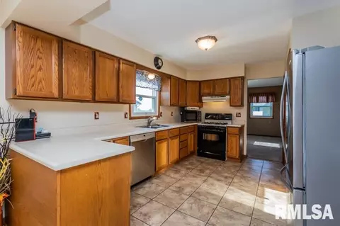 900 Oakwood Dr, Eureka, IL 61530 photo 11