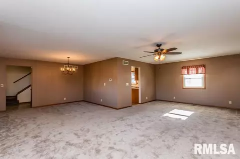 900 Oakwood Dr, Eureka, IL 61530 photo 5