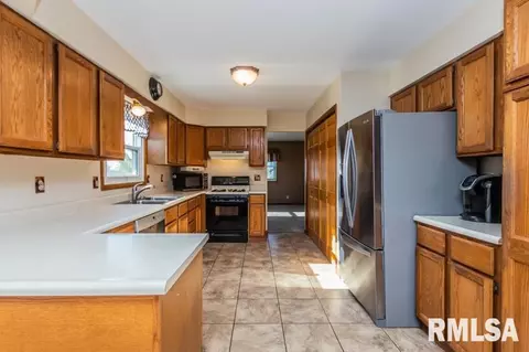 900 Oakwood Dr, Eureka, IL 61530 photo 10