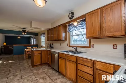 900 Oakwood Dr, Eureka, IL 61530 photo 8