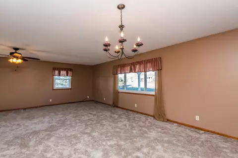 900 Oakwood Dr, Eureka, IL 61530 photo 4