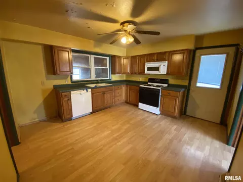 203 E Main St, Industry, IL 61440 photo 4