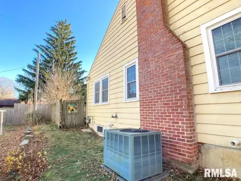 611 Memorial Dr, Macomb, IL 61455 photo 5