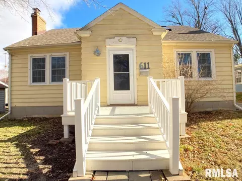 611 Memorial Dr, Macomb, IL 61455 photo 2