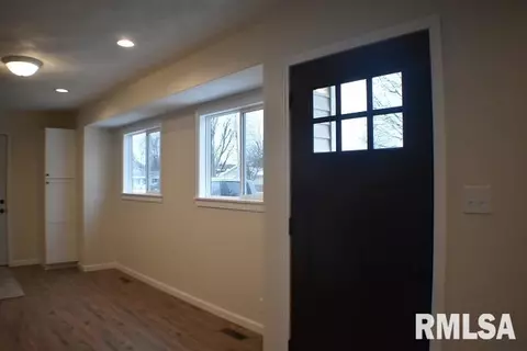1217 E Locust St, Canton, IL 61520 photo 4