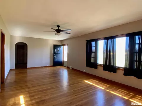 1206 S Johnson St, Macomb, IL 61455 photo 2