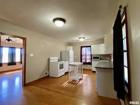 1206 S Johnson St, Macomb, IL 61455 photo 4