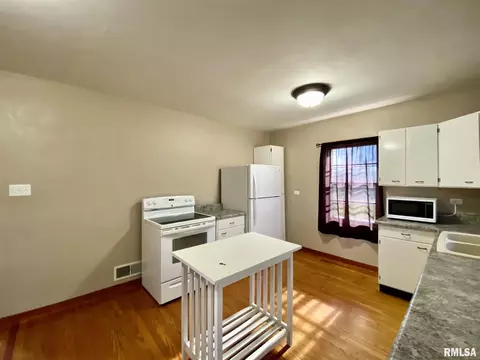 1206 S Johnson St, Macomb, IL 61455 photo 6