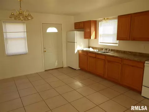 1224 E Washington St, Macomb, IL 61455 photo 2
