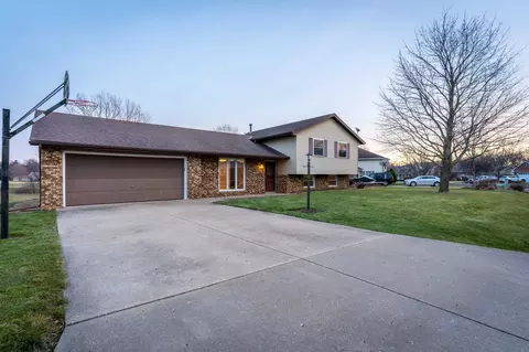 205 Warrior Way, Germantown Hills, IL 61548 photo 2
