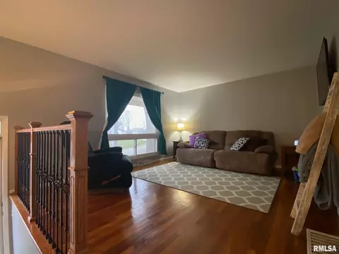 432 Summers Dr, Macomb, IL 61455 photo 3
