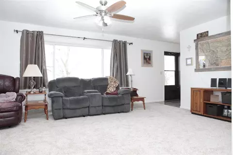 305 E 11th St, Delavan, IL 61734 photo 4