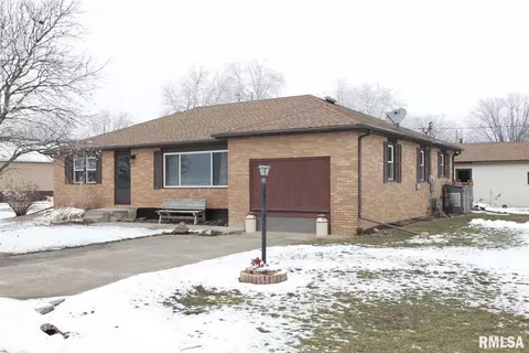 305 E 11th St, Delavan, IL 61734 photo 1