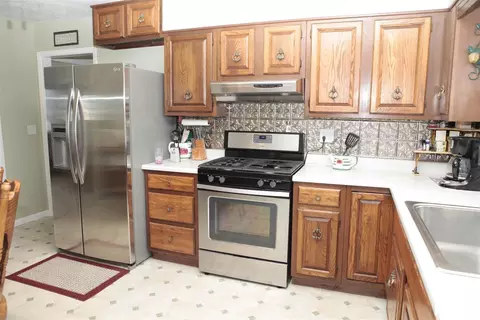 305 E 11th St, Delavan, IL 61734 photo 10