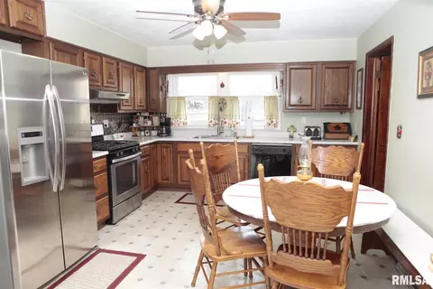 305 E 11th St, Delavan, IL 61734 photo 7