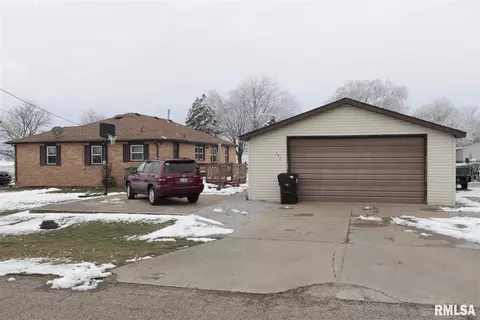 305 E 11th St, Delavan, IL 61734 photo 3