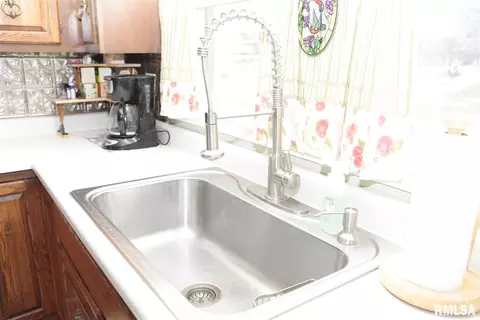 305 E 11th St, Delavan, IL 61734 photo 9