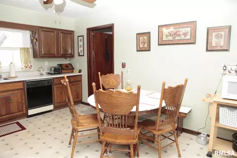 305 E 11th St, Delavan, IL 61734 photo 8