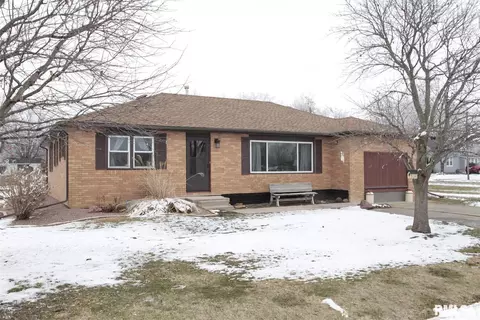 305 E 11th St, Delavan, IL 61734 photo 2