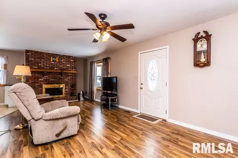 8726 Desutter Rd, Manito, IL 61546 photo 5