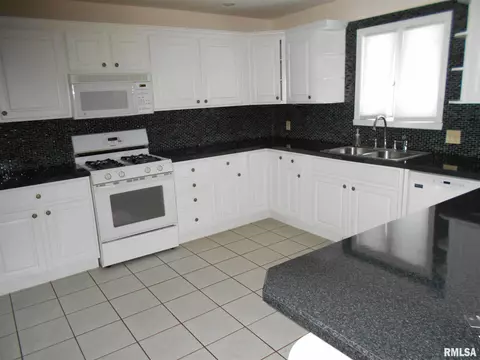 930 Cypress Ct, Macomb, IL 61455 photo 7
