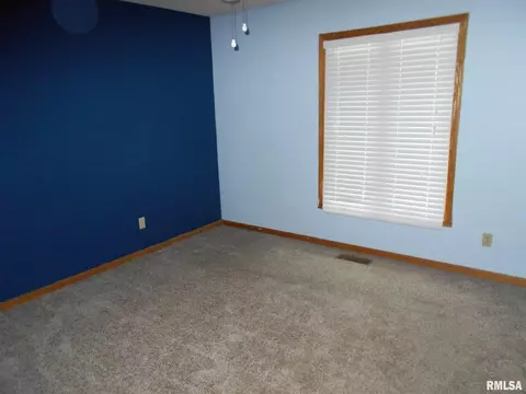 930 Cypress Ct, Macomb, IL 61455 photo 9
