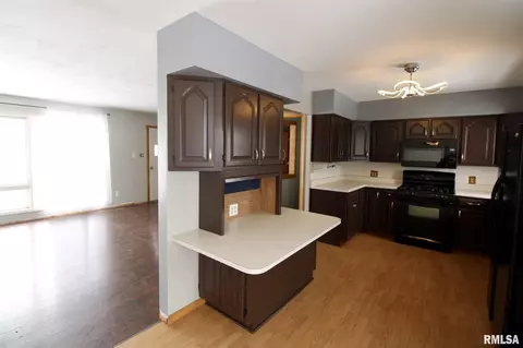 509 W Burton St, Eureka, IL 61530 photo 9