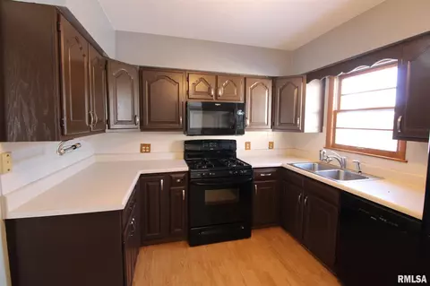 509 W Burton St, Eureka, IL 61530 photo 4