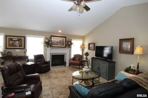1853 Jadens Way, Washington, IL 61571 photo 4