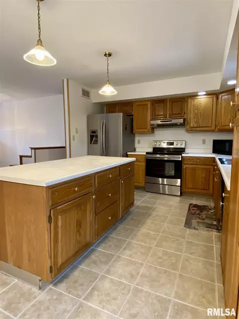1213 Stacy Ln, Macomb, IL 61455 photo 6
