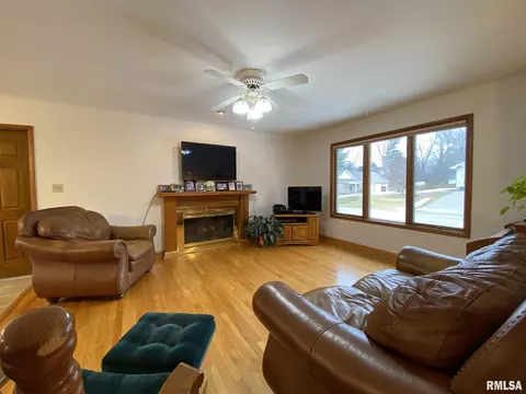 1213 Stacy Ln, Macomb, IL 61455 photo 3
