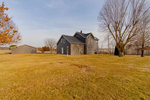 23176 E State Route 9 Rd, Canton, IL 61520 photo 3