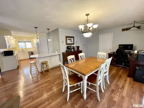 707 S Hilldale Ave, Eureka, IL 61530 photo 2