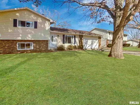 160 James Dr, Macomb, IL 61455 photo 1