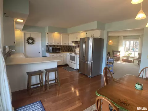 160 James Dr, Macomb, IL 61455 photo 4