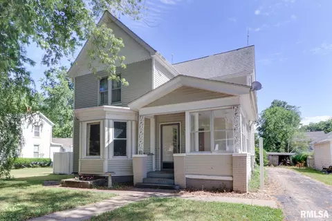 206 W 4th St, Delavan, IL 61734 photo 1