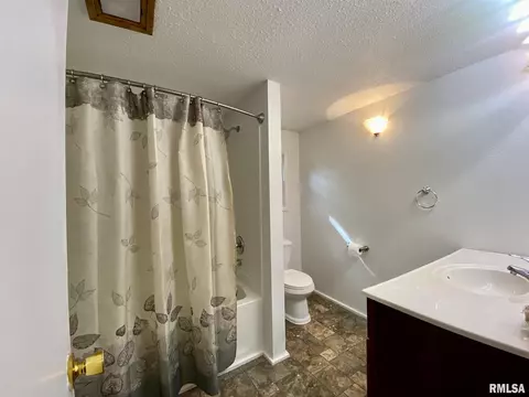 2000 Maple Ave, Macomb, IL 61455 photo 8