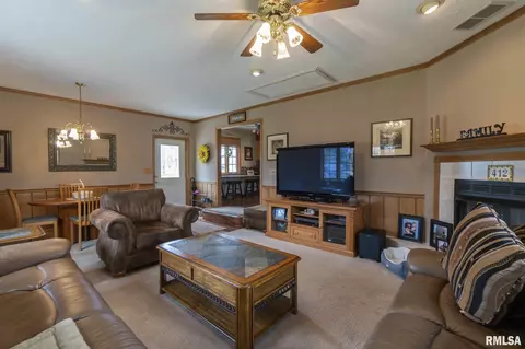 412 E 8th St, Delavan, IL 61734 photo 2