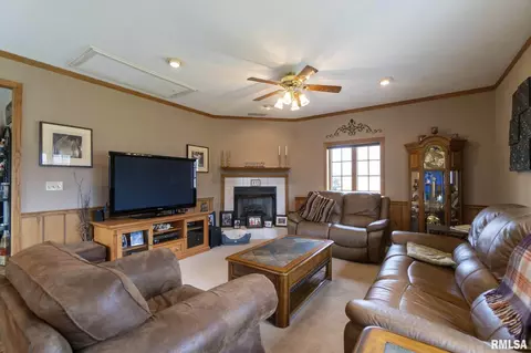 412 E 8th St, Delavan, IL 61734 photo 3