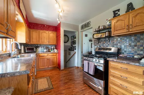 412 E 8th St, Delavan, IL 61734 photo 9
